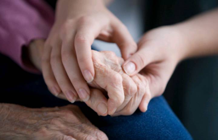 Mano anziano e giovane