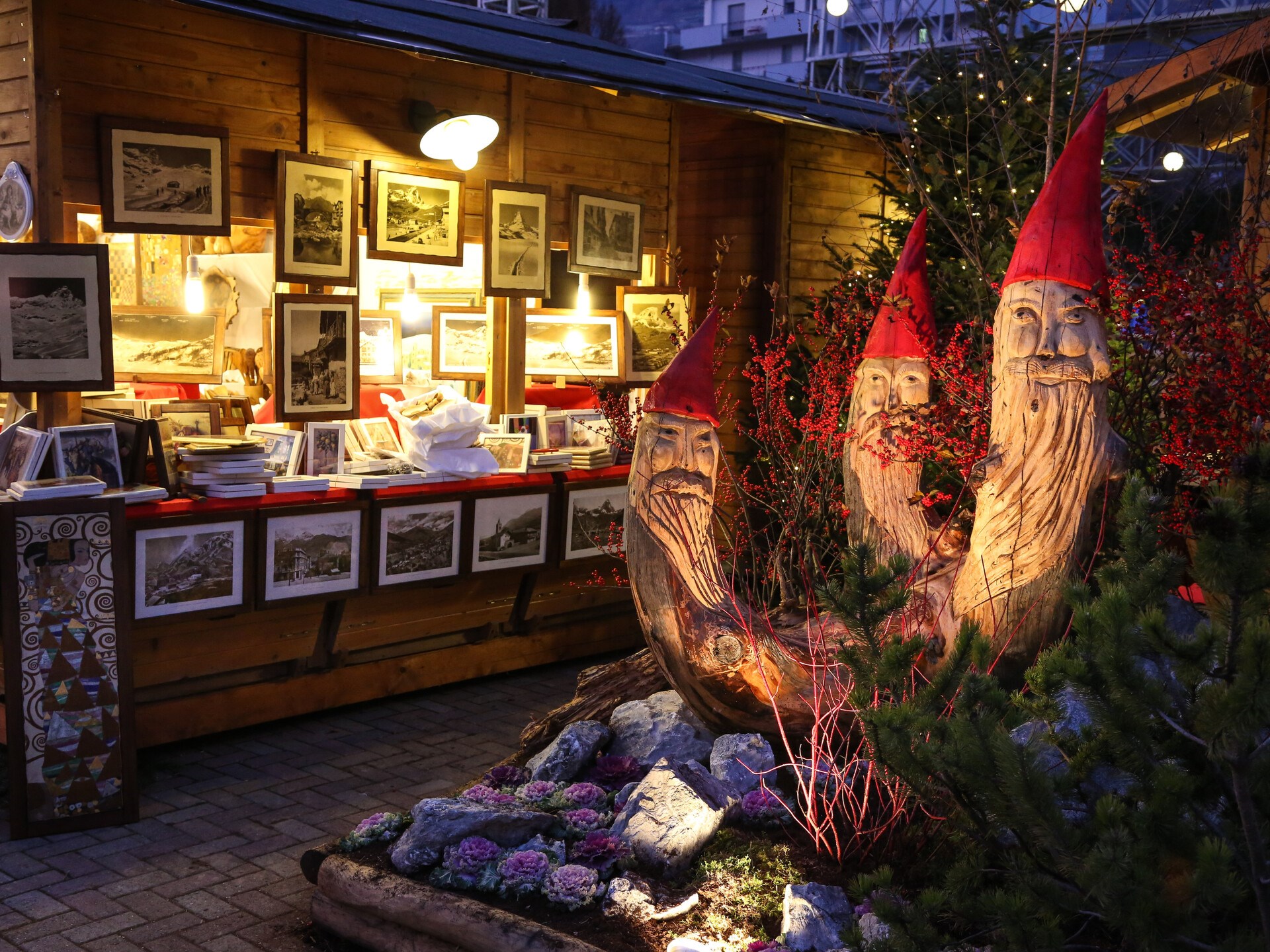 Immagine mercatino di natale e decorazioni in legno