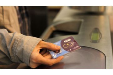 tessera trasporti pubblici mano