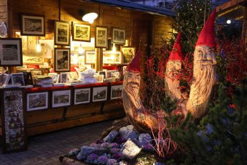 Immagine mercatino di natale e decorazioni in legno